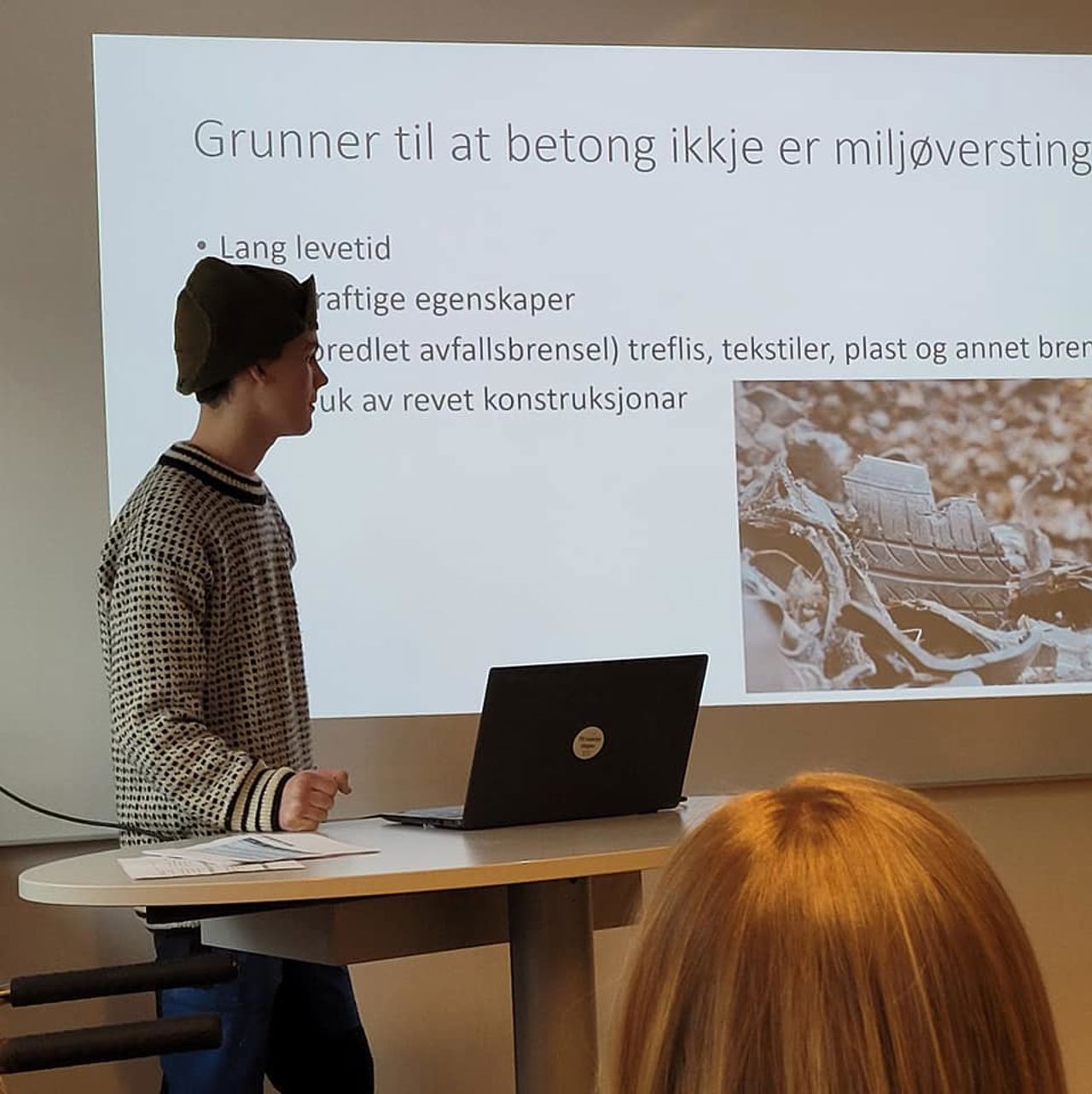 Elev vise powerpointpresentasjon i klasserom.