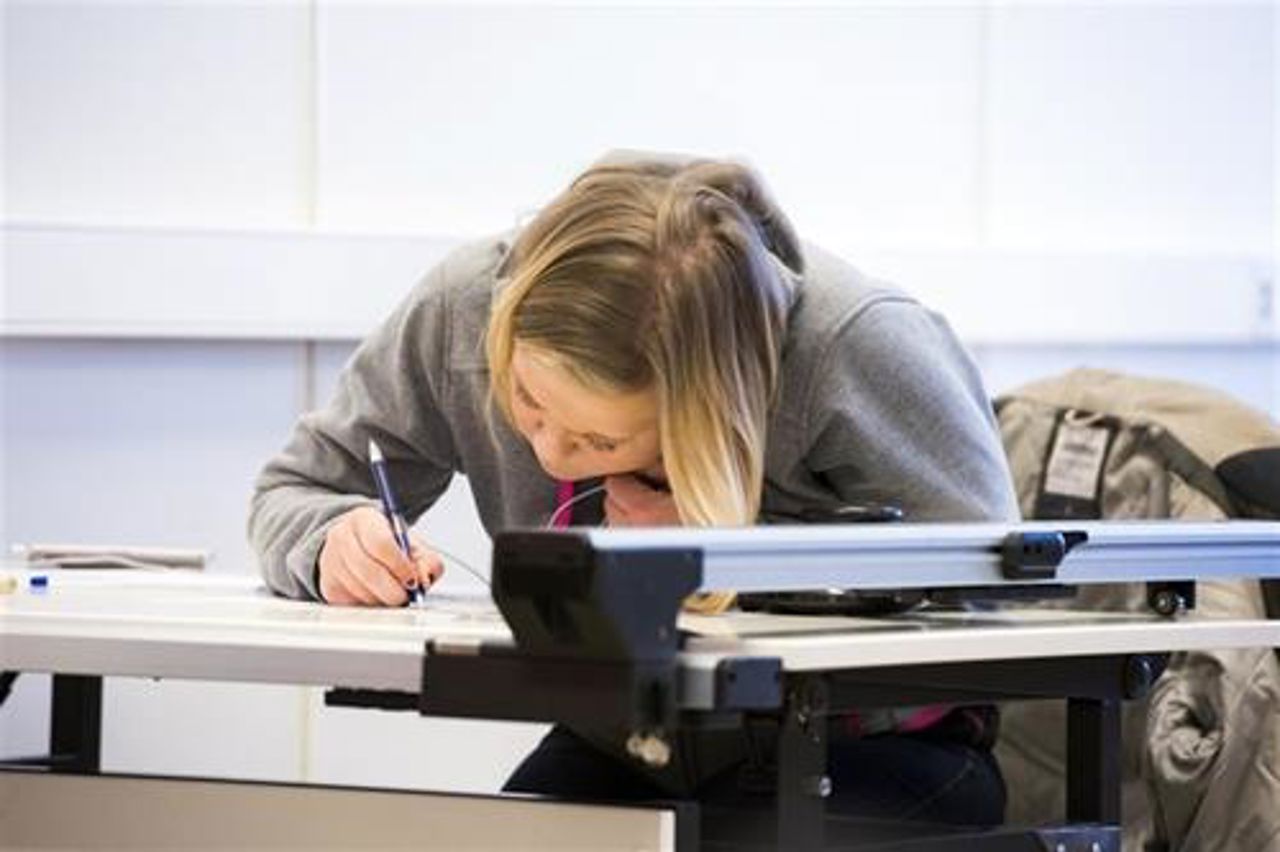 Elev med byggfagteori i klasserom.