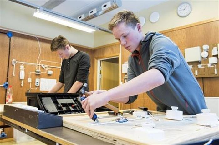 Elevar i arbeid på elektroverkstaden.