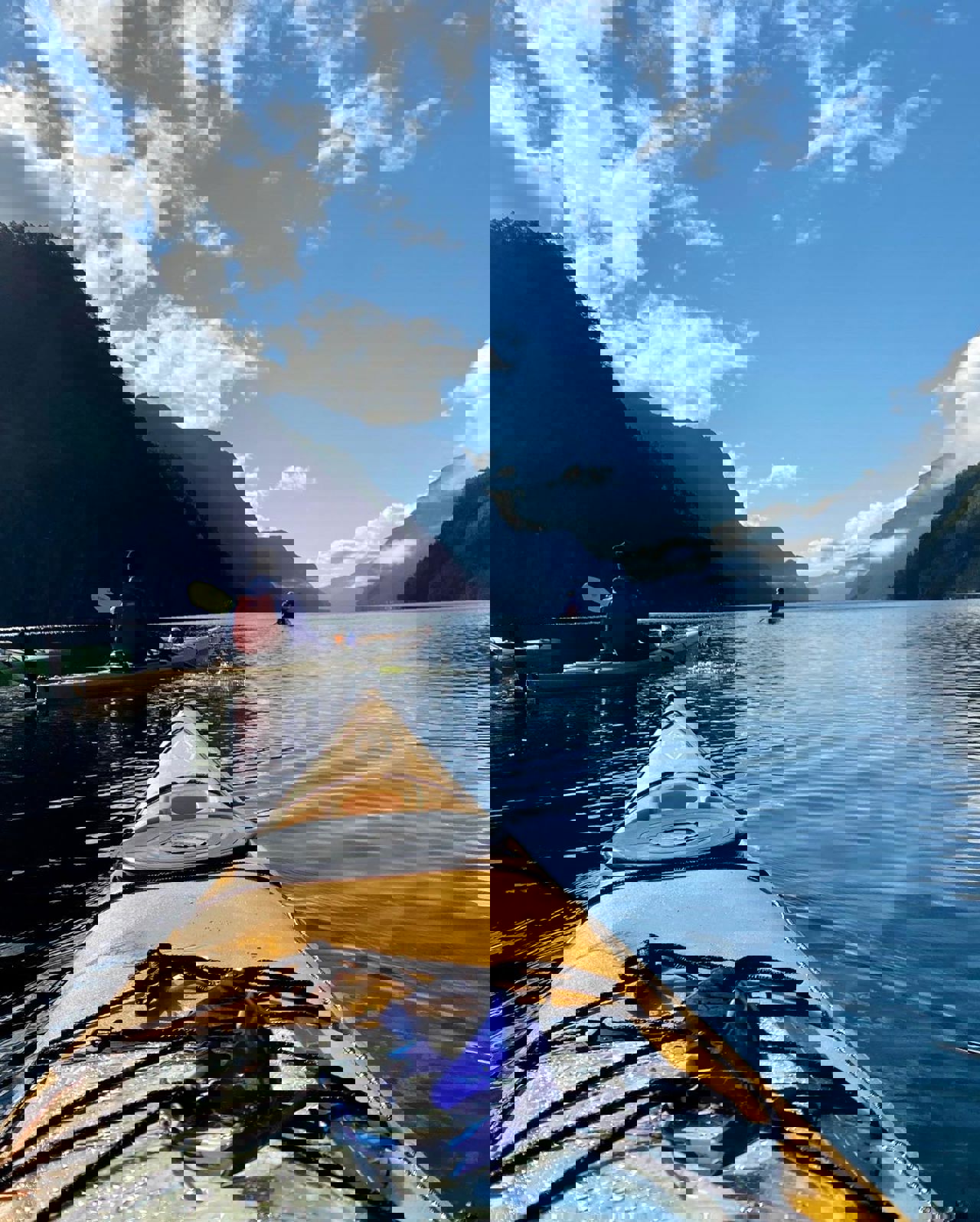 Elevar i kajakk på fjorden.
