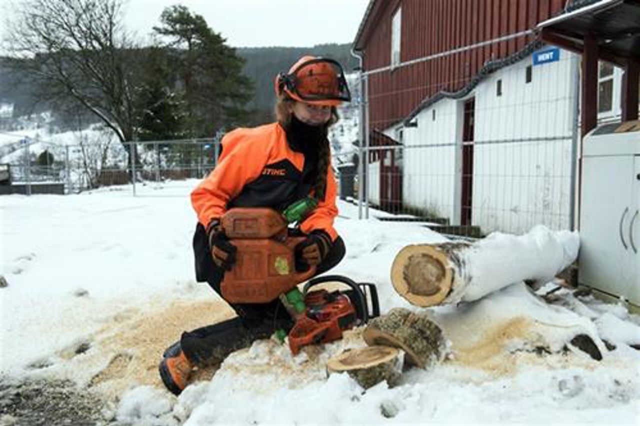 Elev i arbeid med motorsag.