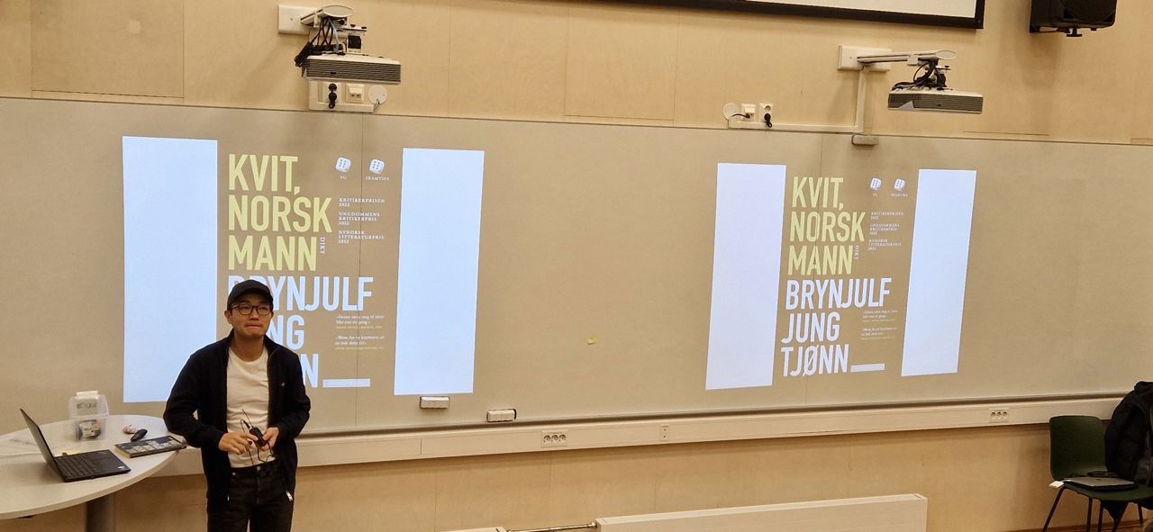 Forfattar Brynjulf Jung Tjønn i auditoriet ved Voss vgs.