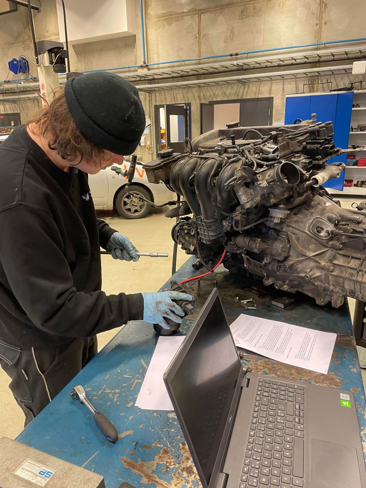 Arbeid med motor på verkstaden.
